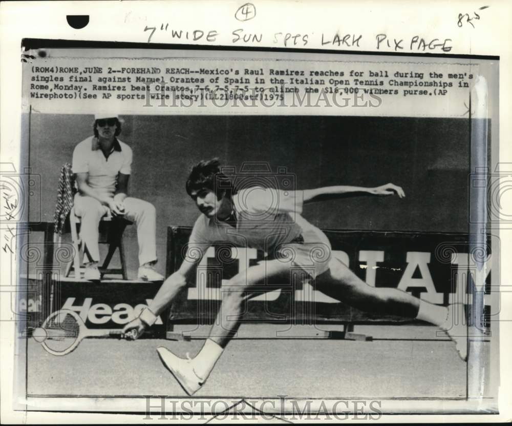 1975 Press Photo Mexico's tennis player Raul Ramirez reaches for the ball, Rome- Historic Images