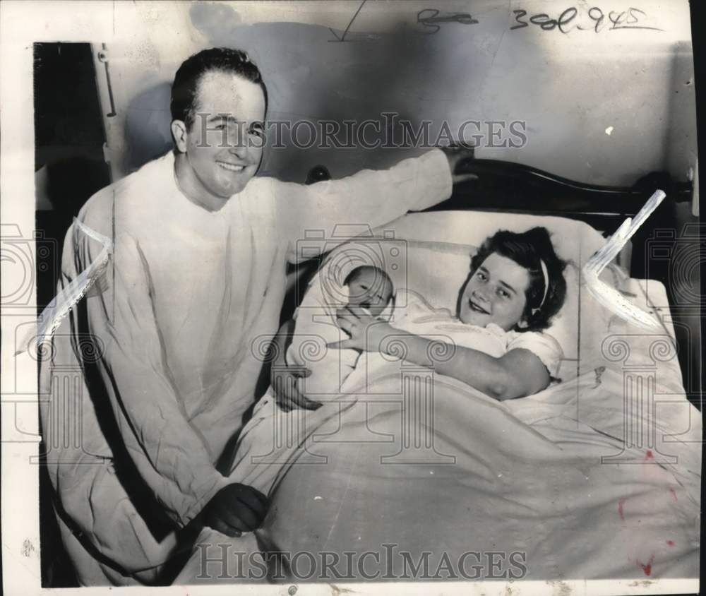 1951 Press Photo Baseball player Erv Palica, wife Florence &amp; their baby Joanne- Historic Images