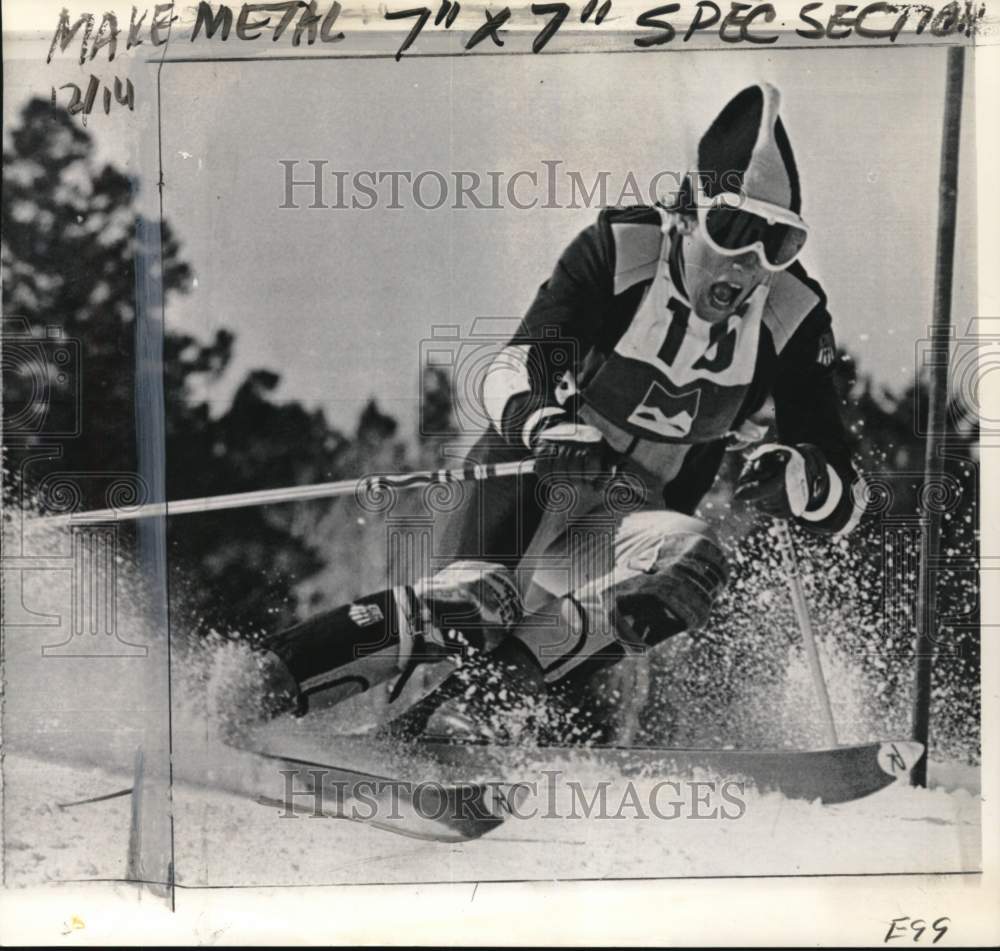 1974 Press Photo U.S. Skier Geoff Bruce in action, slalom race, Aspen, Colorado- Historic Images