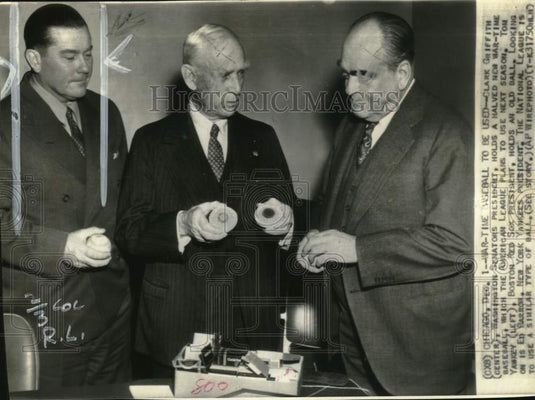 1942 Press Photo Baseball Club presidents examine baseballs, Chicago - pis01129- Historic Images