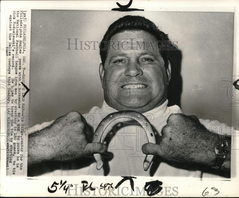 1967 Press Photo Football player Jim Ringo bends a horseshoe, Philadelphia- Historic Images