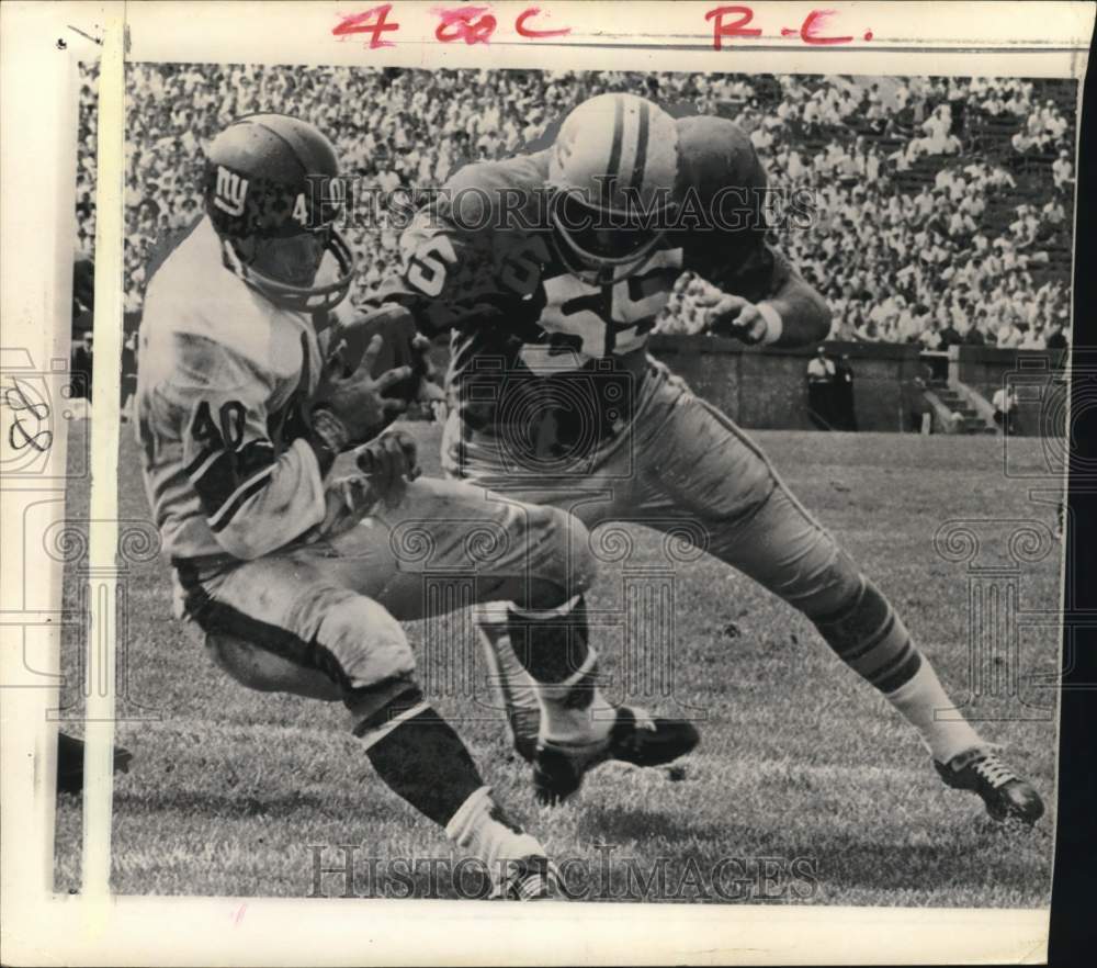 1966 Press Photo Giants&#39; Joe Morrison &amp; Lions&#39; Wayne Walker in football game- Historic Images