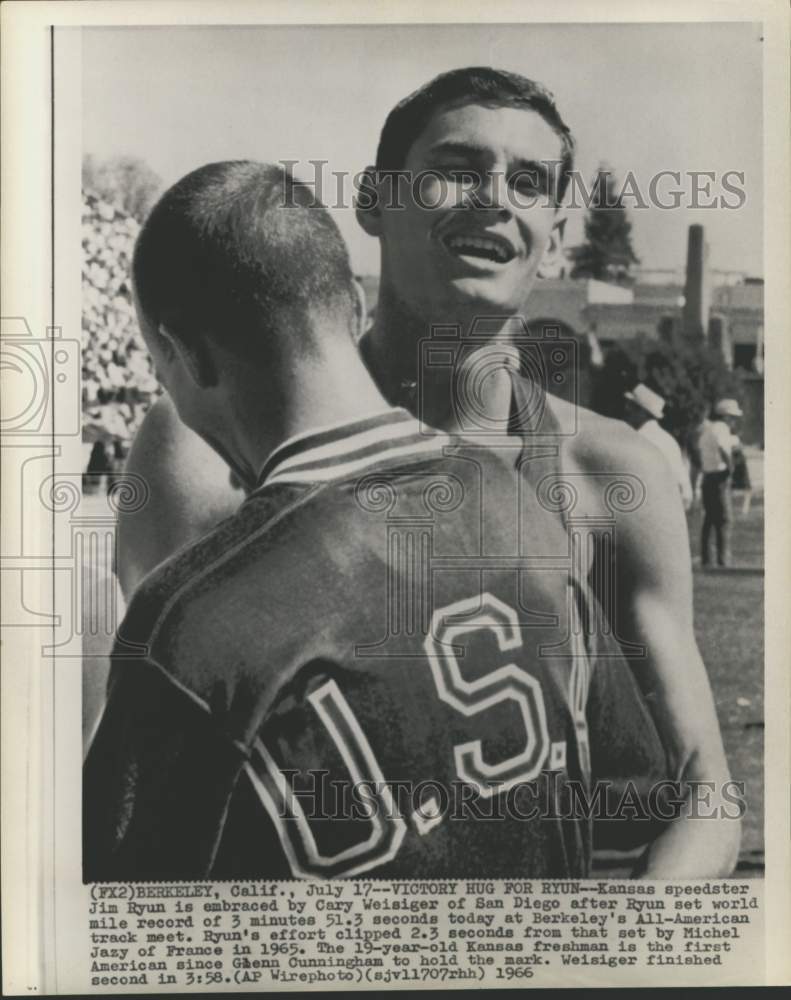 1966 Press Photo Jim Ryun embraced Cary Weisiger, Berkeley, California- Historic Images