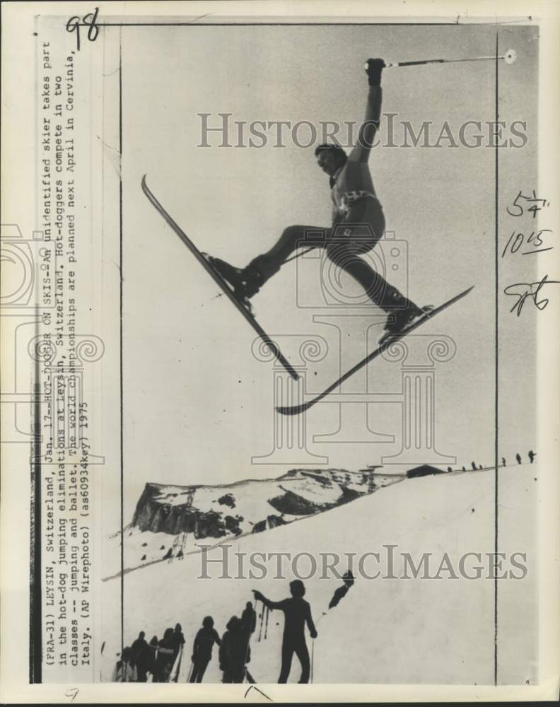 1975 Press Photo Skier during jumping eliminations at Leysin, Switzerland- Historic Images