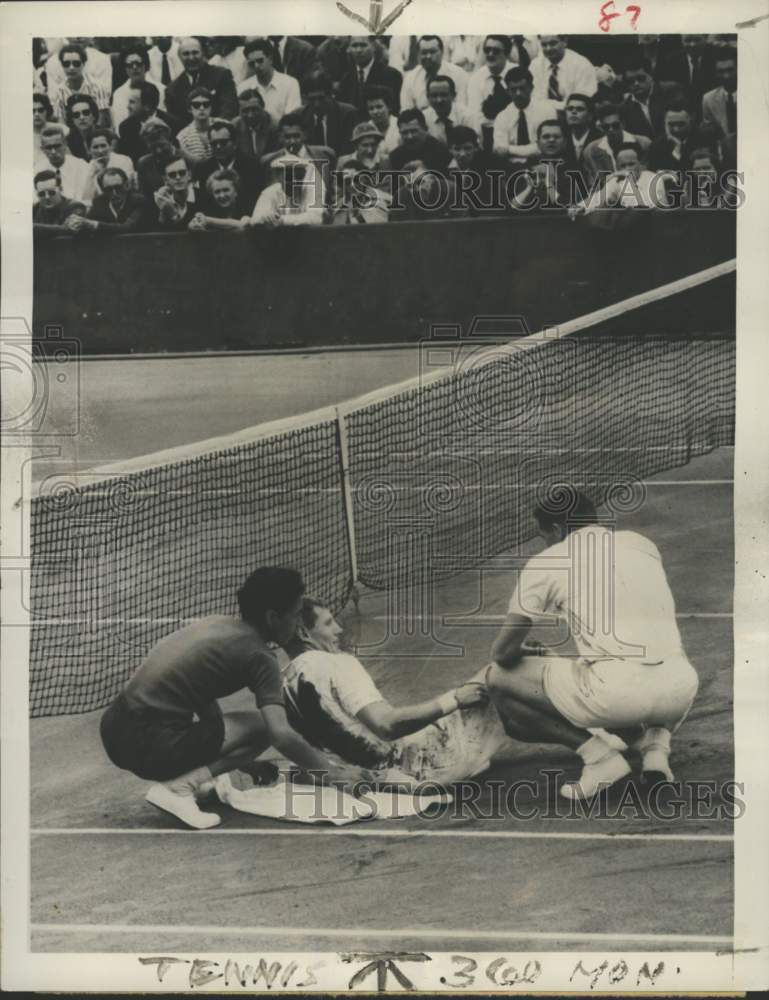 1955 Press Photo Tony Trabert injured, Hamilton Richardson&#39;s tennis match, Paris- Historic Images