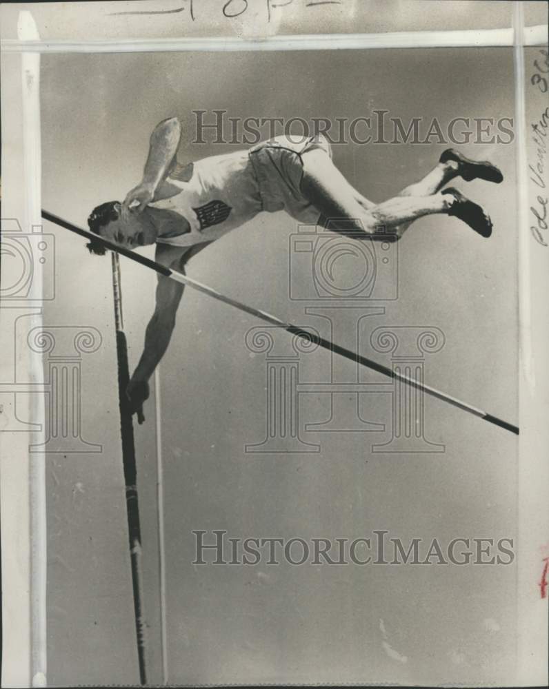1951 Press Photo Bob Richards clears bar, Rocky Mountain AAU Track &amp; field meet- Historic Images