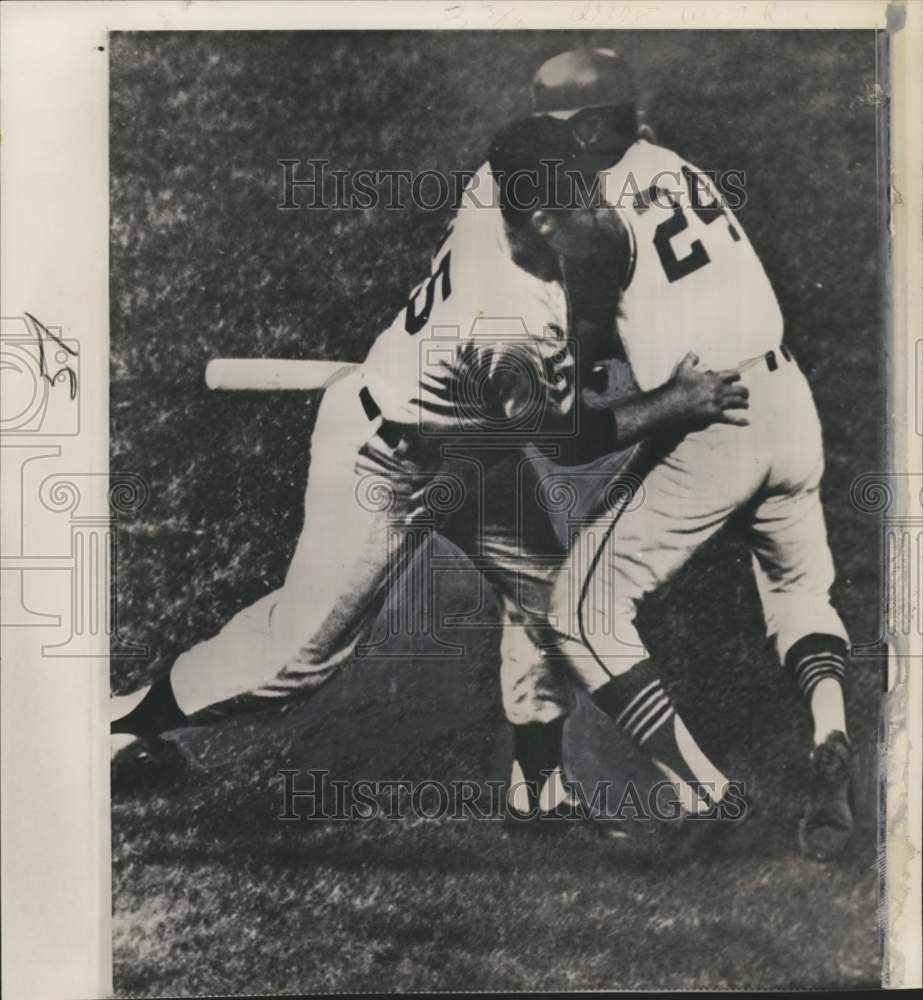 1965 Press Photo Baseball players Pedro Gonzales &amp; Larry Sherry - pis01623- Historic Images
