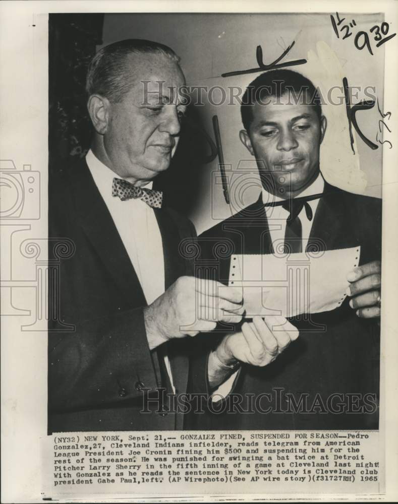 1965 Press Photo Indians&#39; baseball player Pedro Gonzales &amp; Gabe Paul, New York- Historic Images