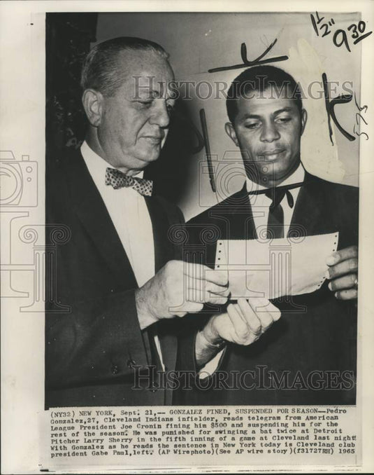 1965 Press Photo Indians' baseball player Pedro Gonzales & Gabe Paul, New York- Historic Images