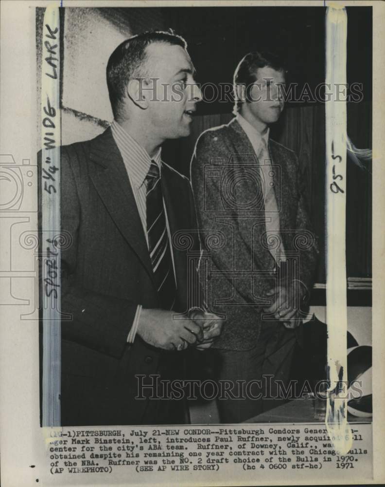 1971 Press Photo Mark Binstein introduces Paul Ruffner, Basketball, Pittsburgh- Historic Images
