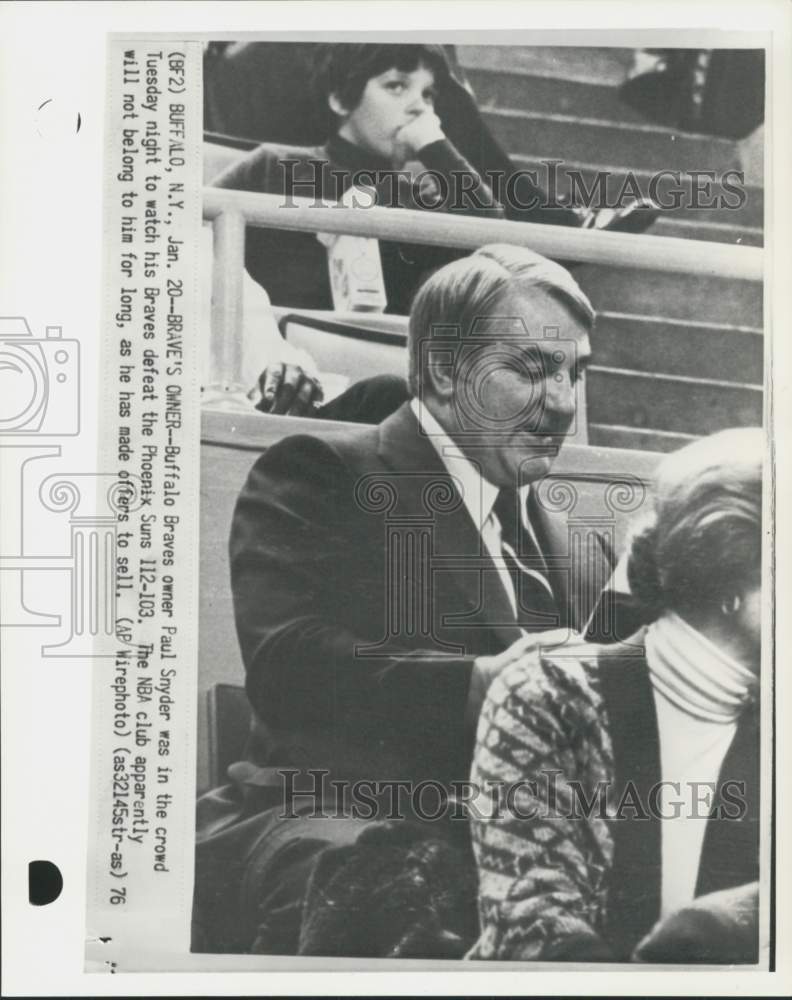 1976 Press Photo Boston Braves basketball club owner Paul Synder watches NY game- Historic Images