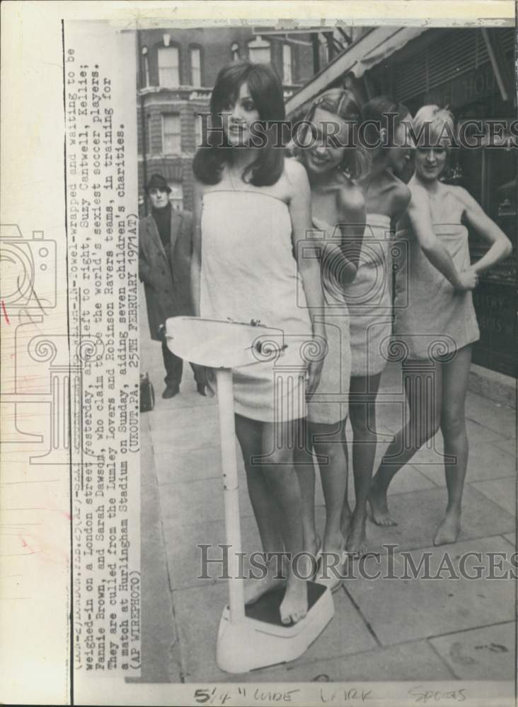 1971 Press Photo Suzy Cantwell & other women soccer players, weigh-in, London- Historic Images