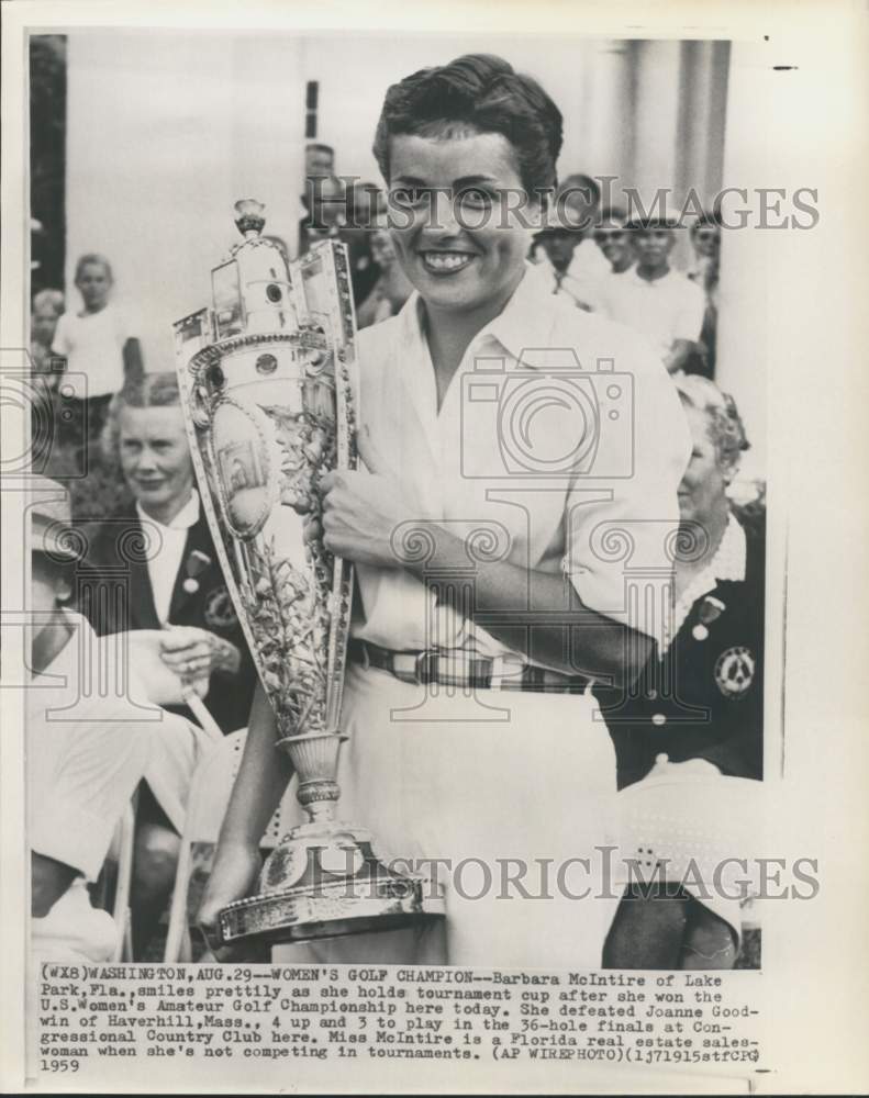 1959 Press Photo Barbara McIntire gets amateur tournament cup, Washington- Historic Images