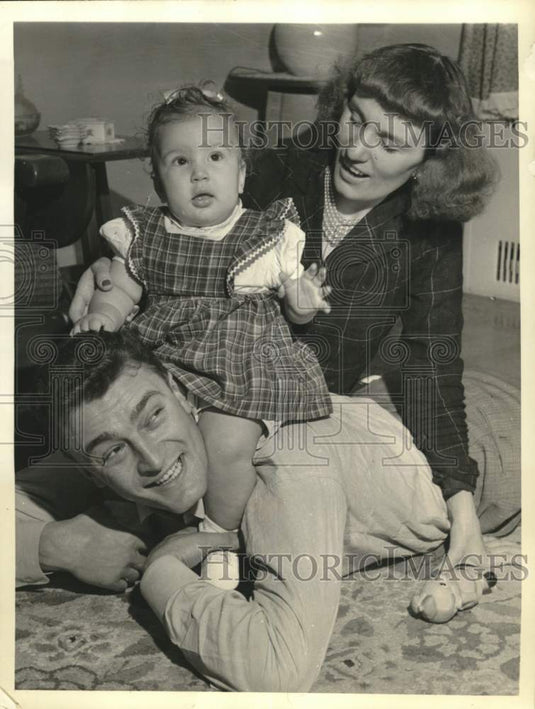 1940 Press Photo Cincinnati Reds' Frank McCormick & family, Corona, New York- Historic Images