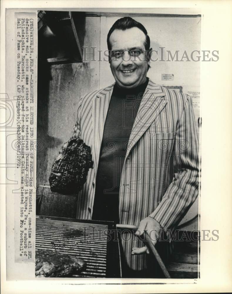 1972 Press Photo Former football player Gino Marchetti cooks steaks, Wayne, PA- Historic Images