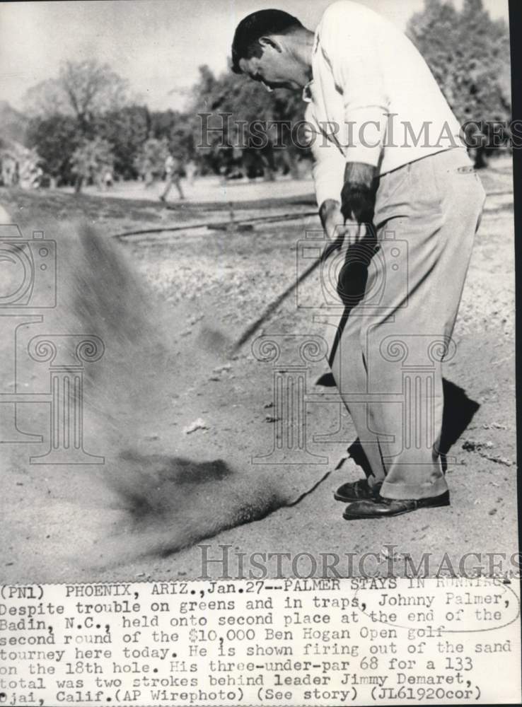 1950 Press Photo Golfer Johnny Palmer Blasts Out Of Sand In Phoenix Tournament- Historic Images