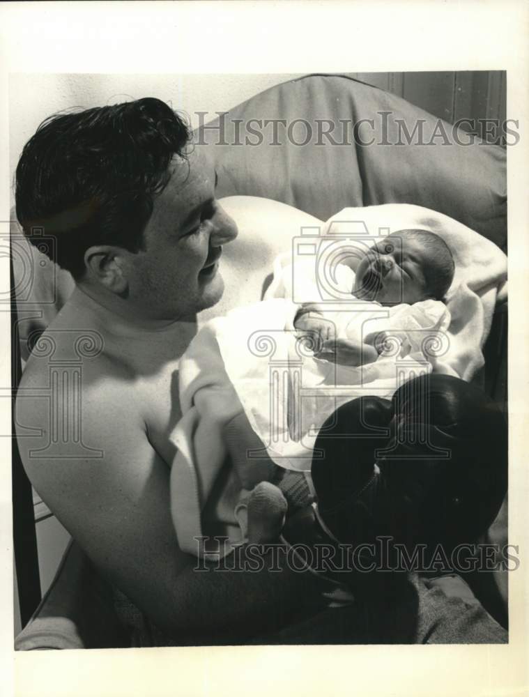 1946 Press Photo Heavyweight Boxer Tami Mauriello Calms 9-Day-Old Son Ronald- Historic Images