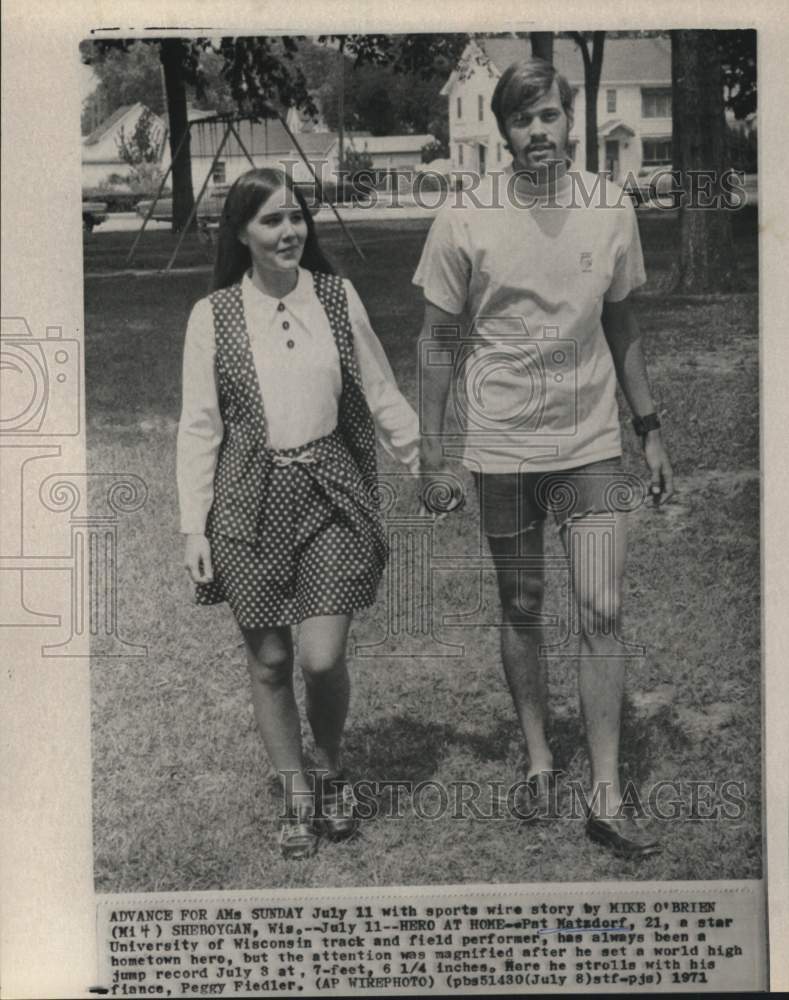 1971 Press Photo Athlete Pat Matzdorf strolls with fiance Peggy Fiedler, WI- Historic Images