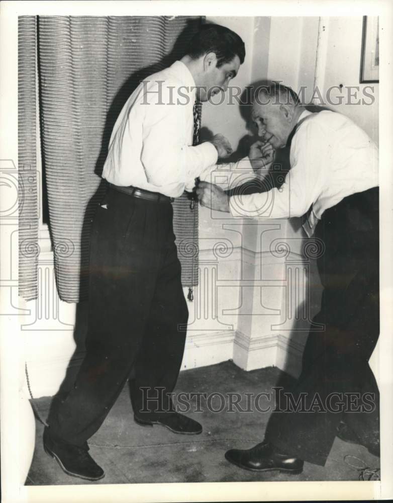1950 Press Photo Boxer Joey Maxim, manager Doc Kearns demonstrate punch, London- Historic Images