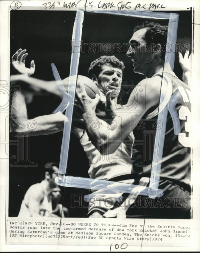 1974 Press Photo Seattle SuperSonics vs. New York Knicks Basketball Game- Historic Images