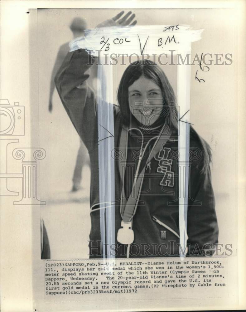 1972 Press Photo Speed Skater Dianne Holum with Olympic Gold Medal in Sapporo- Historic Images