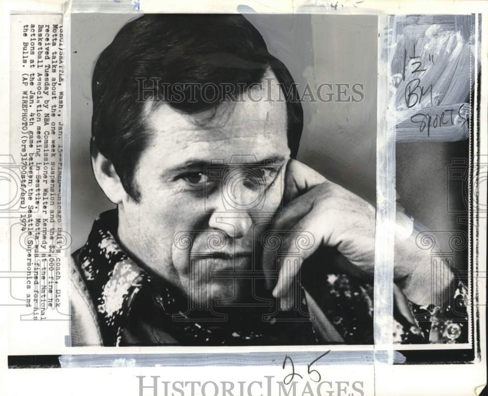 1974 Press Photo Chicago Bulls Coach Dick Motta - pis02303- Historic Images