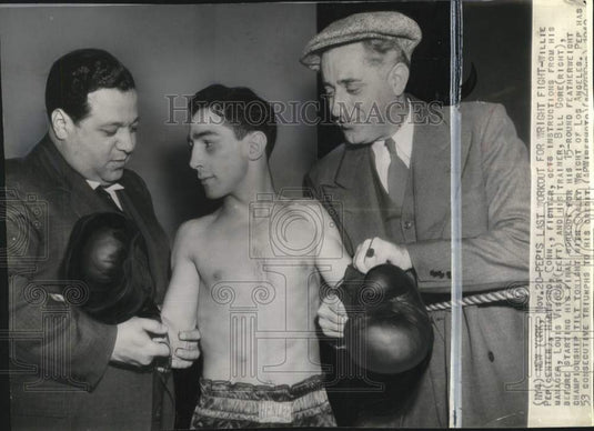 1942 Press Photo Boxer Willie Pep & His Managers Before Featherweight Match- Historic Images