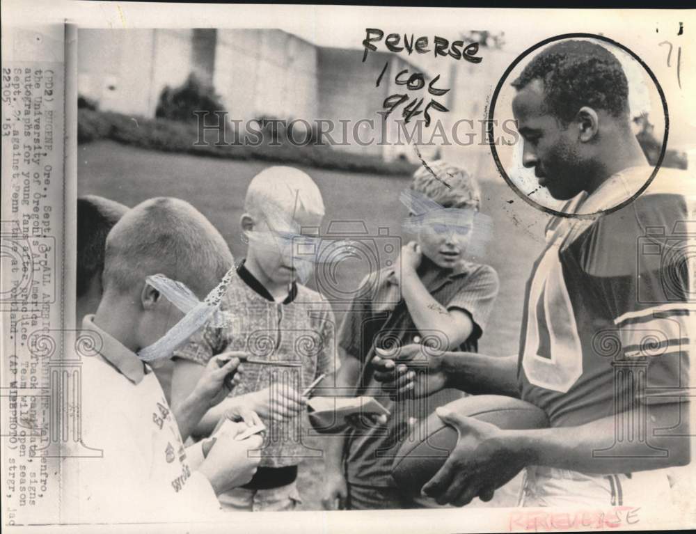 1963 Press Photo University of Oregon's Mel Renfro signs autographs for fans- Historic Images