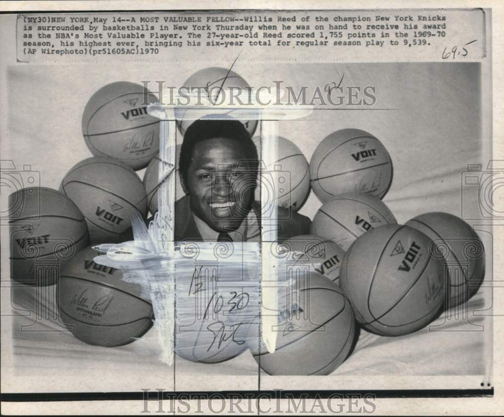 1970 Press Photo Knicks&#39; player Willis Reed surrounded by basketballs, New York- Historic Images