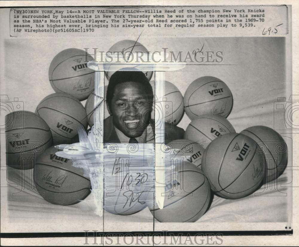 1970 Press Photo Knicks' player Willis Reed surrounded by basketballs, New York- Historic Images