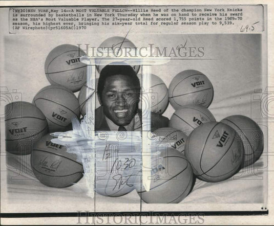 1970 Press Photo Knicks' player Willis Reed surrounded by basketballs, New York- Historic Images