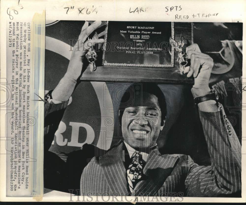 1973 Press Photo Willis Reed, New York Knicks Basketball Player Holding Trophy- Historic Images