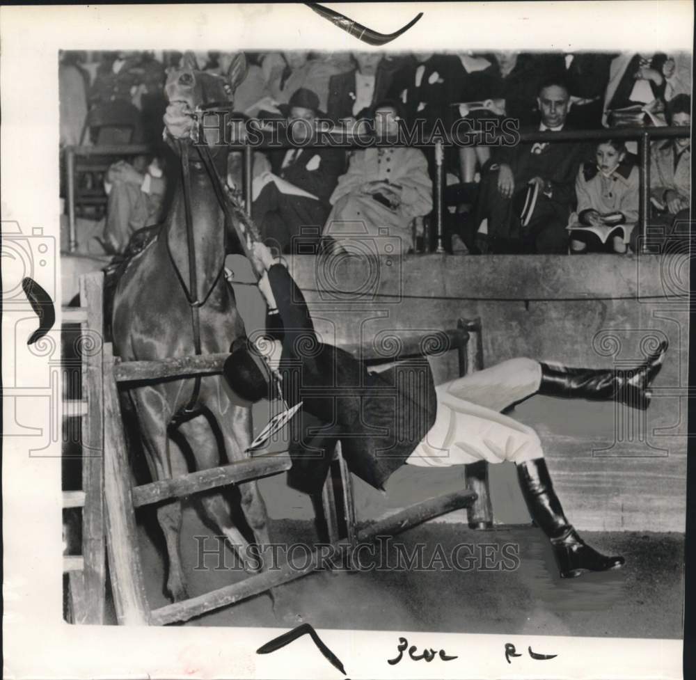1951 Press Photo Mrs Andrew Shenkel thrown off horse, Pennsylvania Horse Show- Historic Images