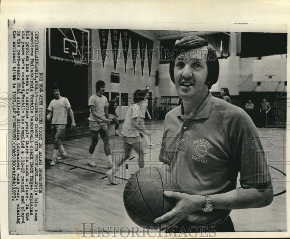 1973 Press Photo Coach Herb Magee &amp; Philadelphia Textile basketball team, PA- Historic Images