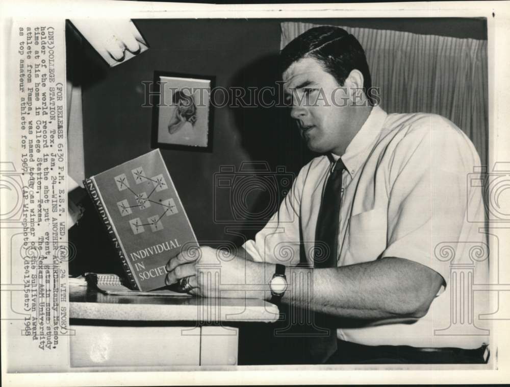 1968 Press Photo Texas A&M University shot putter Randy Matson at home, Texas- Historic Images