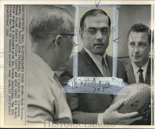 1966 Press Photo Nick Pietrosante signs with Cleveland Browns football team, OH- Historic Images