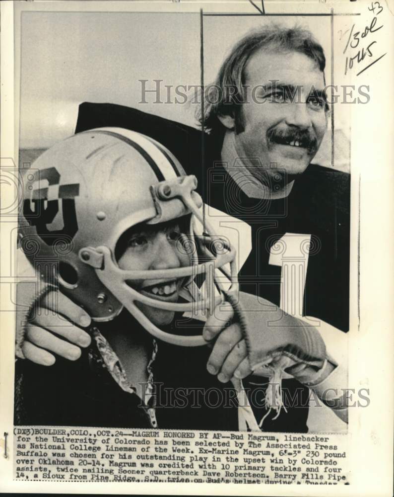 1972 Press Photo CU football player Bud Magrum & Barry Fills Pipe, Boulder, CO- Historic Images