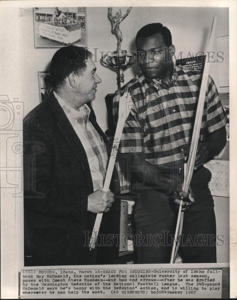 1967 Press Photo Redskins' football player Ray McDonald & Steve Musseau, Idaho- Historic Images