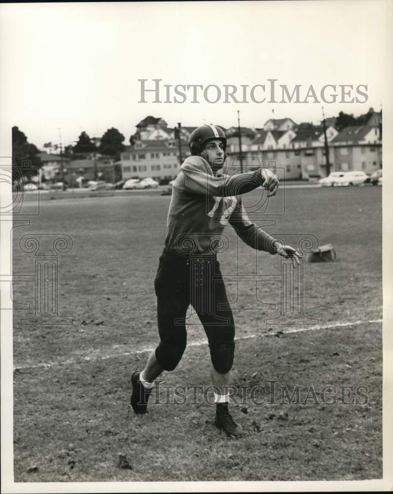 1955 Press Photo Football player Larry Pitts in his throwing stance - pis02951- Historic Images