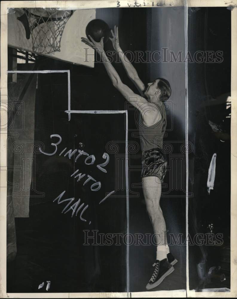 1947 Press Photo Jim McIntyre going up for a rebound - pis03014- Historic Images