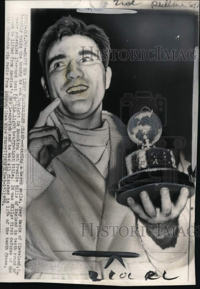 1950 Press Photo Boxer Joey Maxim of Cleveland holds light heavyweight trophy- Historic Images
