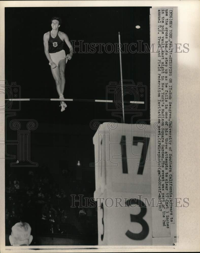 1967 Press Photo Pole vaulter Bob Seagren &amp; crowd watching him, New York- Historic Images