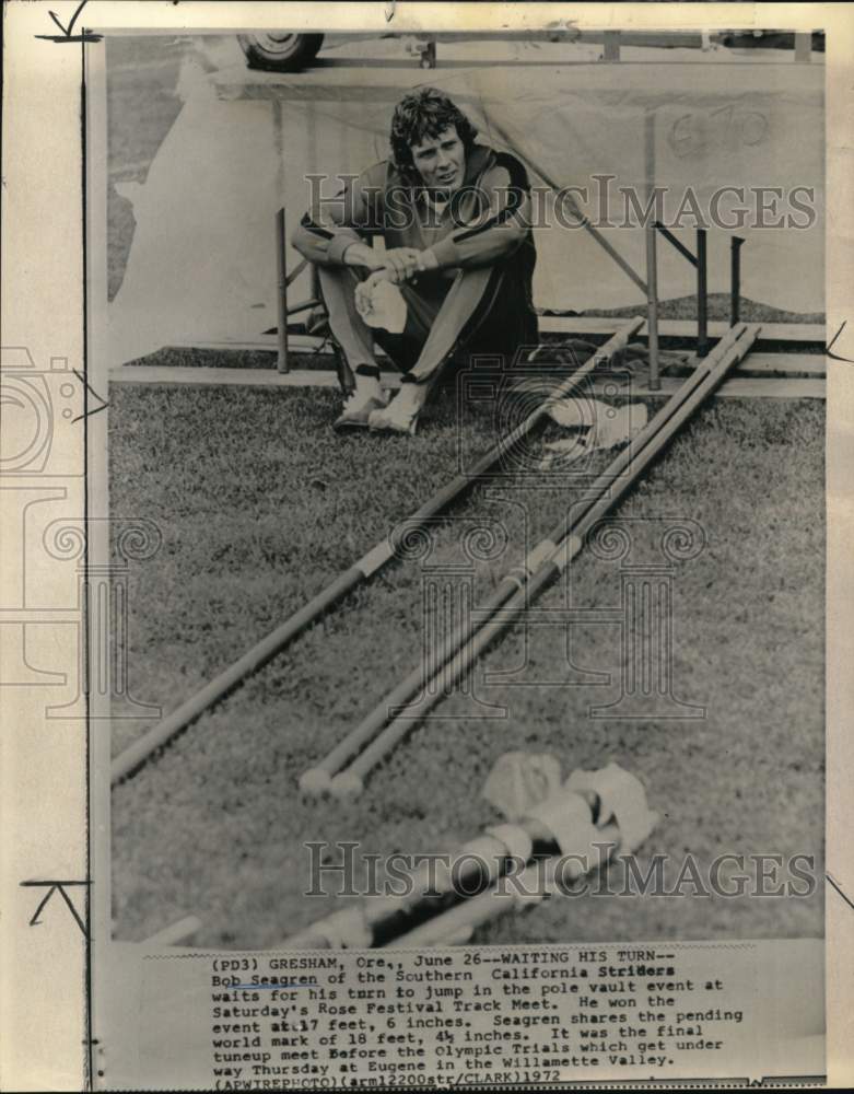 1972 Press Photo Pole vaulter Bob Seagren waits for turn, Gresham, Oregon- Historic Images