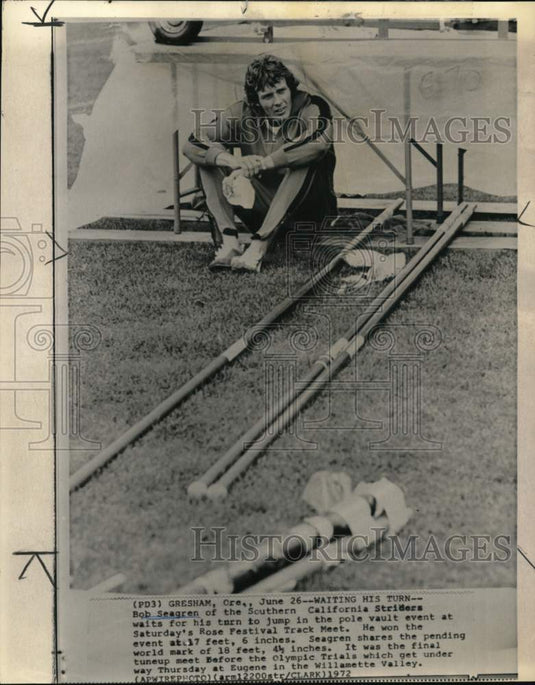 1972 Press Photo Pole vaulter Bob Seagren waits for turn, Gresham, Oregon- Historic Images