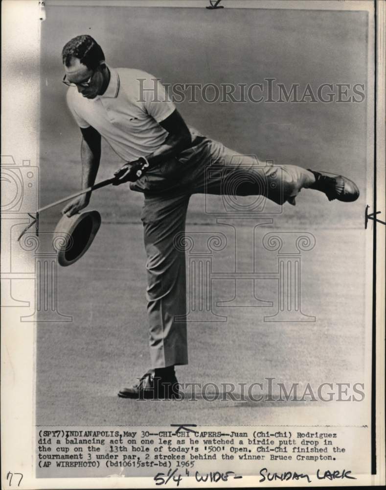1965 Press Photo Golfer Juan "Chi Chi" Rodriguez, leg balancing, Indianapolis- Historic Images
