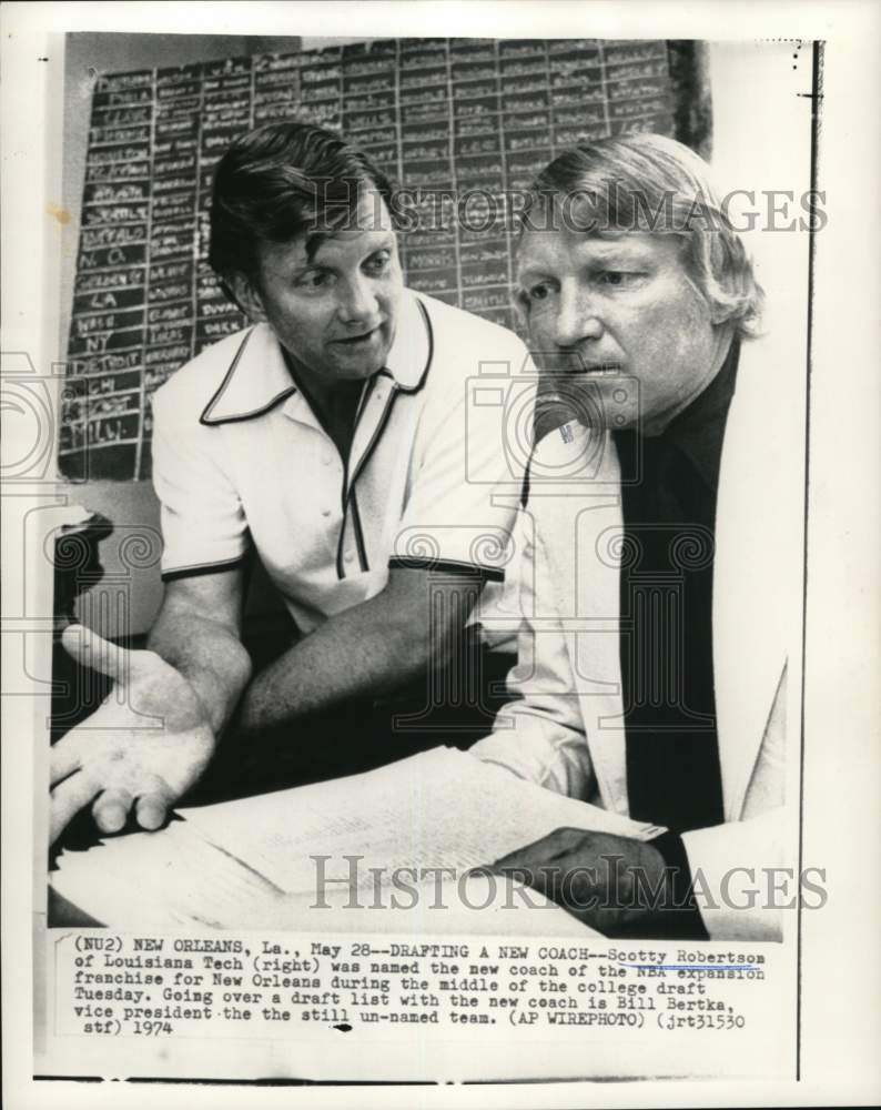 1974 Press Photo Scotty Robertson &amp; Bill Bertka go over NBA draft list, LA- Historic Images