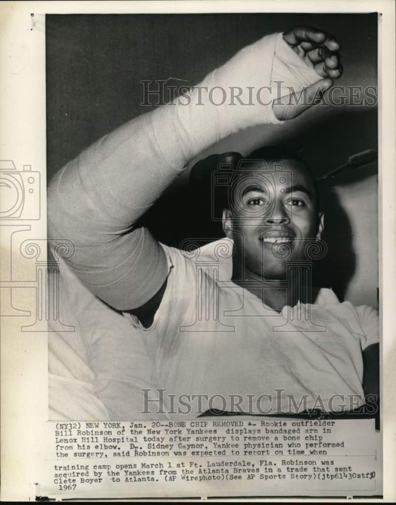 1967 Press Photo NY Yankee Bill Robinson shows bandaged arm, Lenox Hill Hospital- Historic Images