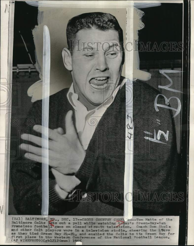1965 Press Photo Baltimore Colts football player Tom Matte watches game, MD- Historic Images