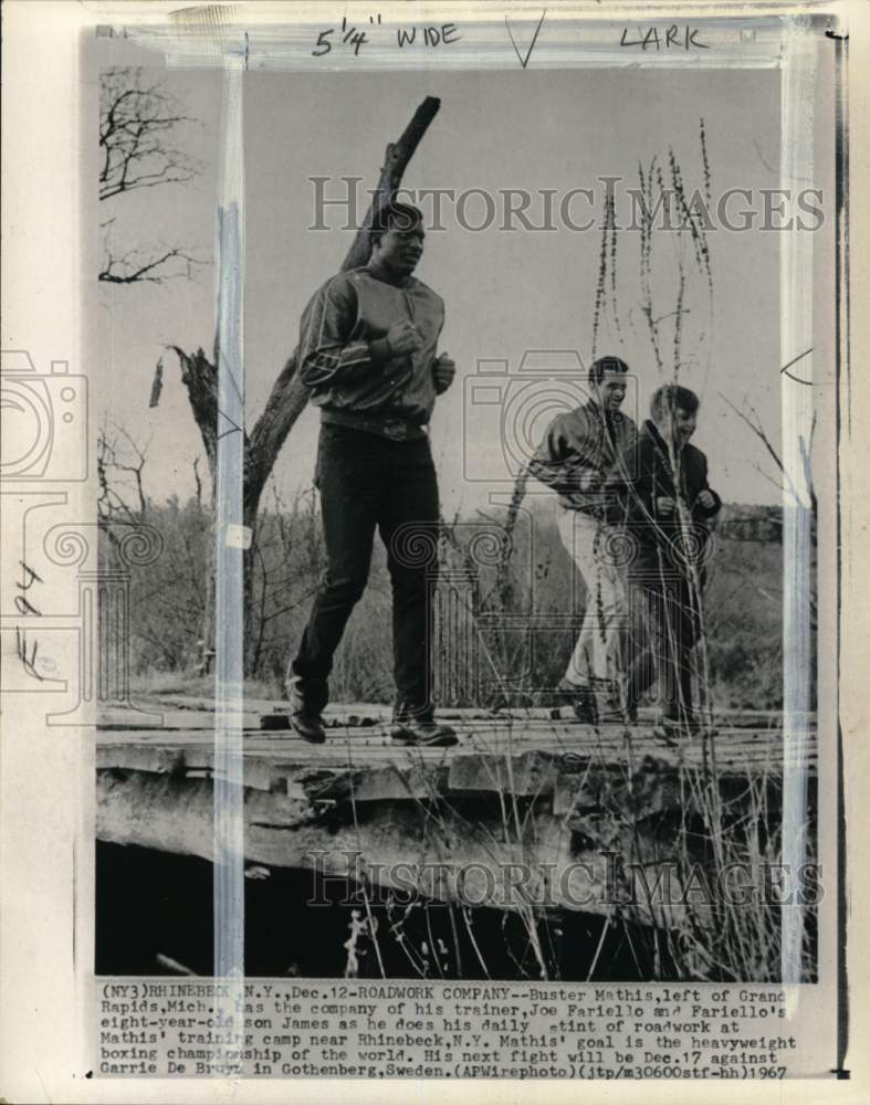 1967 Press Photo Boxer Buster Mathis, Joe & James Fariello, training camp, NY- Historic Images