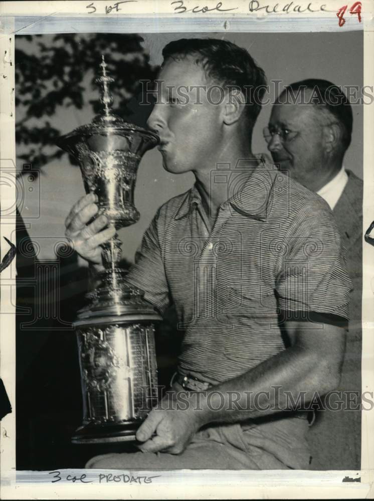 1951 Press Photo Golfer Billy Maxwell & United States Amateur golf title trophy- Historic Images